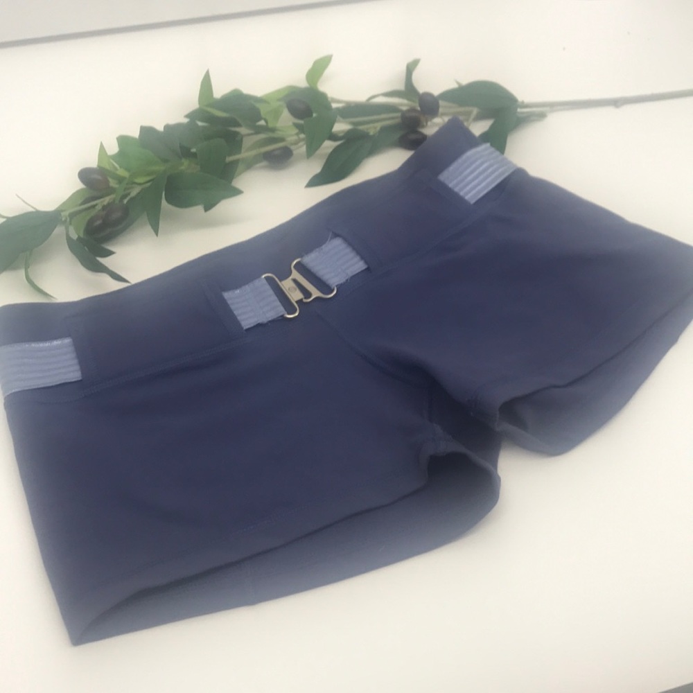 RARE NWOT Lululemon booty shorts (as 6-8)